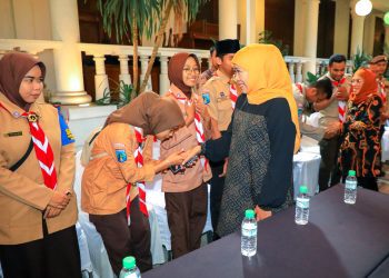 Gubernur Jawa Timur Khofifah Indar Parawansa di sela buka puasa bersama pilar sosial dan pramuka di Gedung Negara Grahadi, Surabaya.