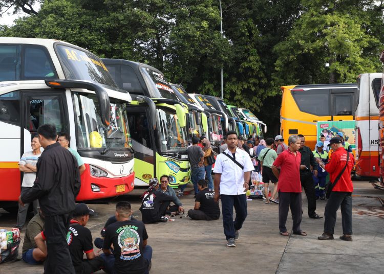 Suasana jelang keberangkatan Mudik Bareng-Gratis Pemprov Jatim 2025 di halaman Taman Mini Indonesia Indah, Jakarta.