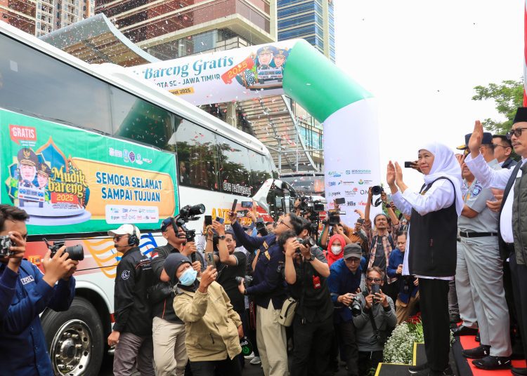 Gubernur Jatim Khofifah Indar Parawansa melambaikan tangan pada memberangkatkan Mudik Gratis Angkutan Lebaran Tahun 2025/1446 H.