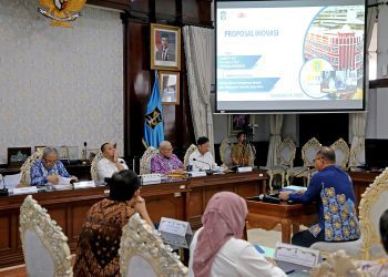 Sekretaris Dinas Penanaman Modal dan Pelayanan Terpadu Satu Pintu Surabaya Lasidi saat memberikan paparan visi misi pada lelang jabatan di ruang sidang wali kota.