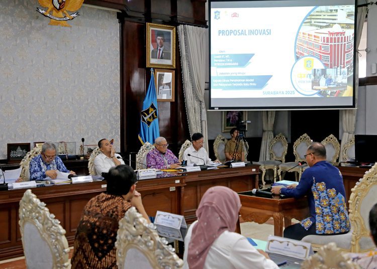 Sekretaris Dinas Penanaman Modal dan Pelayanan Terpadu Satu Pintu Surabaya Lasidi saat memberikan paparan visi misi pada lelang jabatan di ruang sidang wali kota.