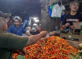 Suasana di dalam Pasar Keputran Utara, Surabaya.
