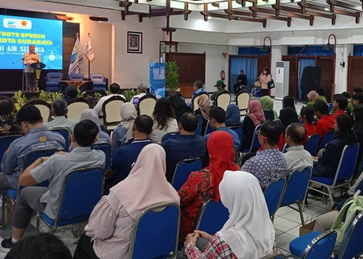 Wali Kota Surabaya Eri Cahyadi saat menjadi keynote speech dalam talkshow peringatan Hari Air Sedunia di ruang Graha Tirta, Perumda Air Minum Surya Sembada Surabaya.