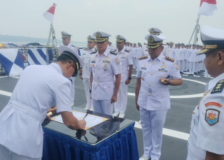 Sertijab komandan KRI Raden Eddy Martadinata-331, KRI I Gusti Ngurah Rai-332 dan KRI Abdul Halim Perdanakusuma-355 di geladak heli KRI I Gusti Ngurah Rai-332.