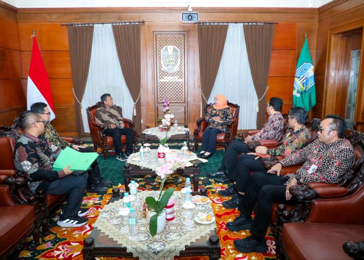 Gubernur Jatim Khofifah Indar Parawansa saat menerima audiensi jajaran manajemen PT Sinergi Gula Nusantara.