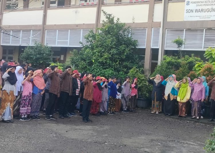 Upacara peringatan Hari Kartini di SDN Warugunung I, Surabaya.