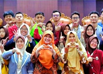 Anggota DPRD Jatim Lilik Hendrawati, saat menerima kunjungan puluhan siswa-siswi dari berbagai sekolah di ruang fraksi PKS.