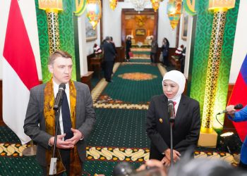 Gubernur Jatim Khofifah Indar Parawansa bersama Gubernur Wilayah Tomsk Bidang Industri, Kebijakan Investasi, dan Hubungan Kepemilikan Vasiliy Potemkin.