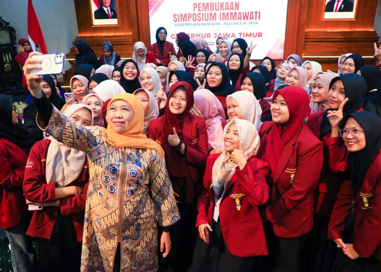 Gubernur Jatim Khofifah Indar Parawansa berswafoto di sela simposium nasional IMMawati di Gedung Negara Grahadi Surabaya.