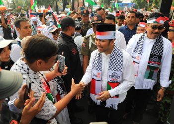 Wakil Gubernur Jatim Emil Elestianto Dardak mengikuti Aksi Damai Bela Palestina yang digelar di depan Gedung Negara Grahadi Surabaya.