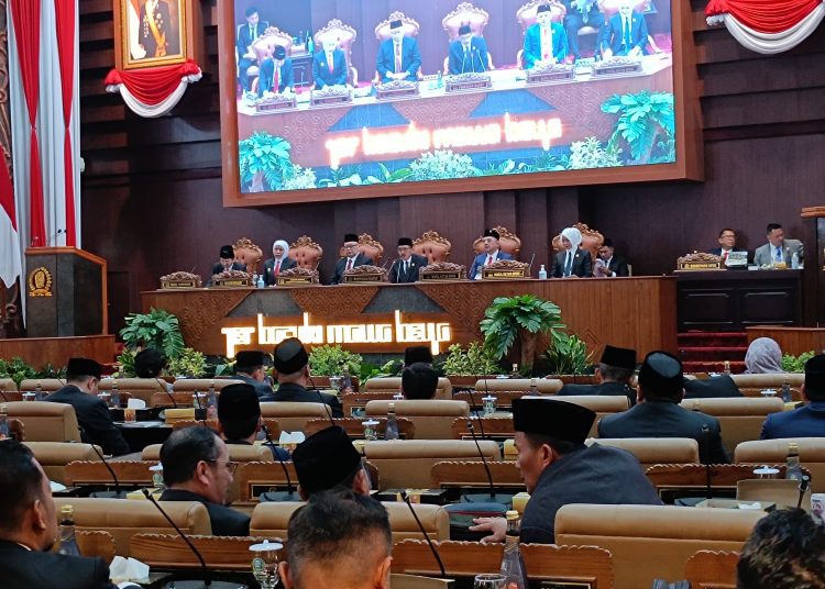 Suasana rapat paripurna di DPRD Jatim dengan agenda penyerahan laporan hasil pemeriksaan atas laporan keuangan pemerintah daerah Pemprov Jatim tahun anggaran 2024.