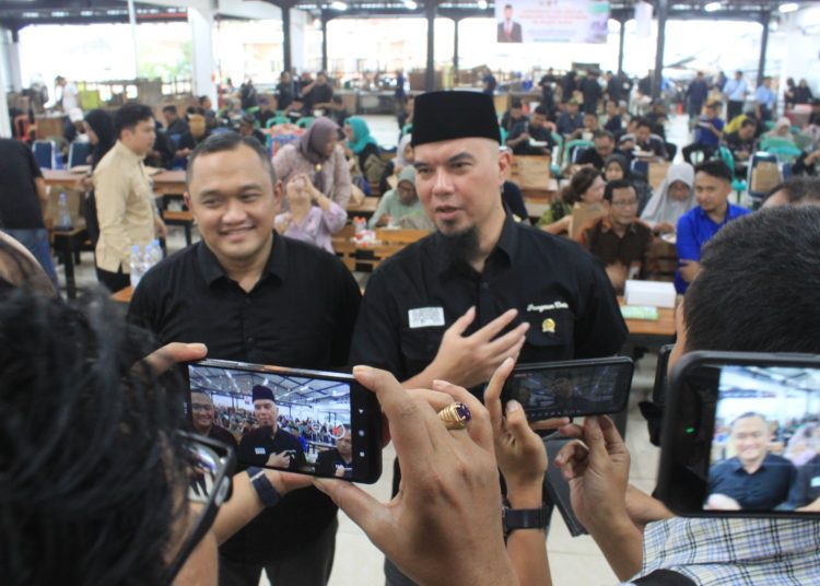 Anggota Komisi X DPR RI Ahmad Dhani Prasetyo bersama Direktur Utama PD Pasar Surya Agus Priyo.