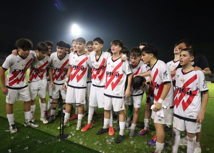 Para pemain klub asal Spanyol, Rayo Vallecano yang berhasil meraih juara turnamen sepakbola Bangga Merah Putih (Barati) Cup Internasional 2025 kelompok usia 15 tahun.