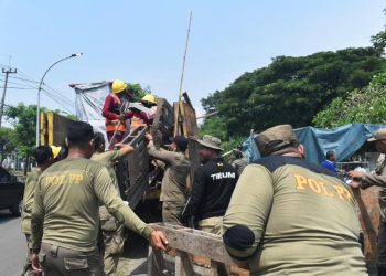 Penertiban pedagang kaki lima di wilayah Kecamatan Kenjeran.