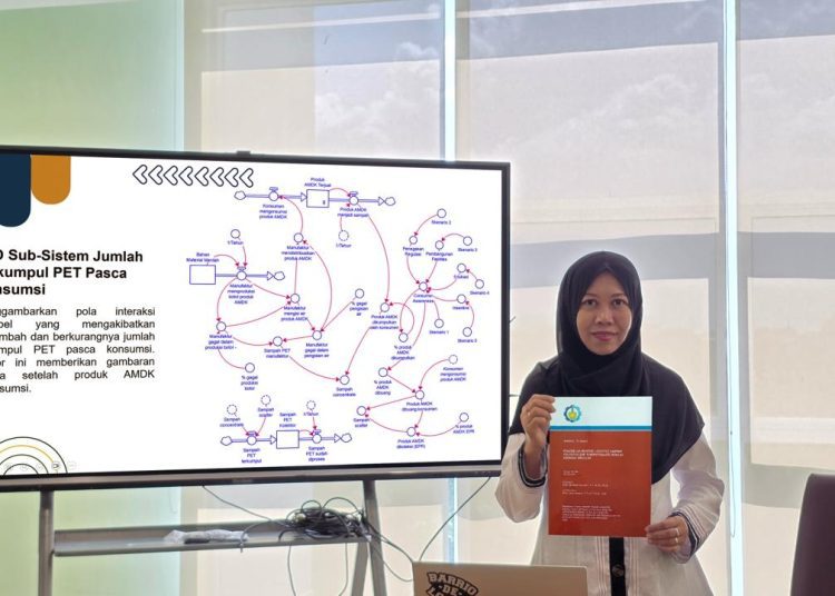 Dr Yuniar Farida ST MT menunjukkan disertasinya yang berjudul Pemodelan Reverse Logistics Sampah PET Menuju Ekonomi Sirkular.