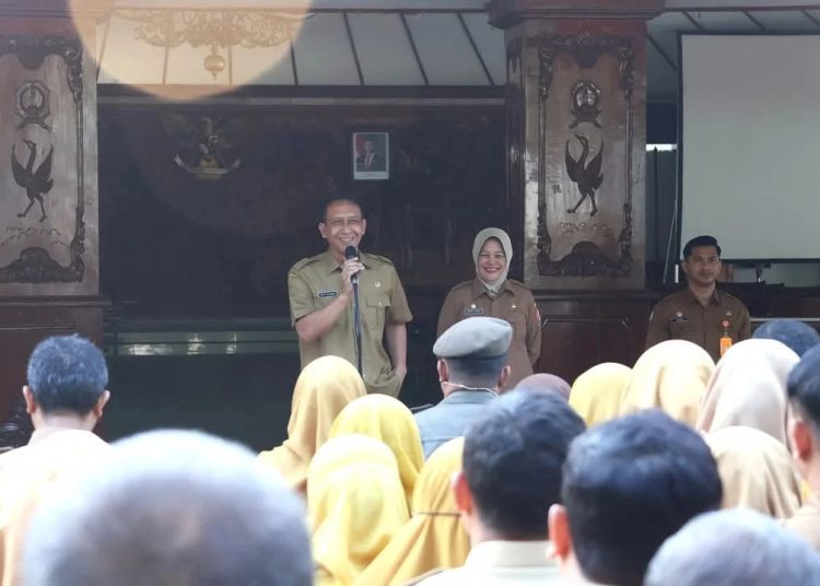 Bupati Bojonegoro Setyo Wahono dan Wakil Bupati Nurul Azizah dalam apel setelah libur dan cuti bersama Lebaran, yang kemudian dirangkai dengan halal bihalal.