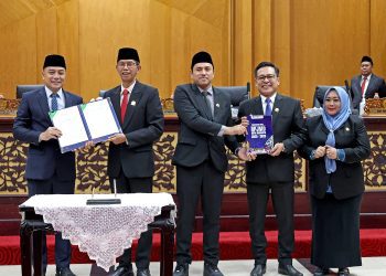 Wali Kota Surabaya Eri Cahyadi bersama para pimpinan DPRD Surabaya dalam penetapan Rancangan Awal Rencana Pembangunan Jangka Menengah Daerah Kota Surabaya Tahun 2025-2029 di ruang paripurna gedung DPRD Surabaya.