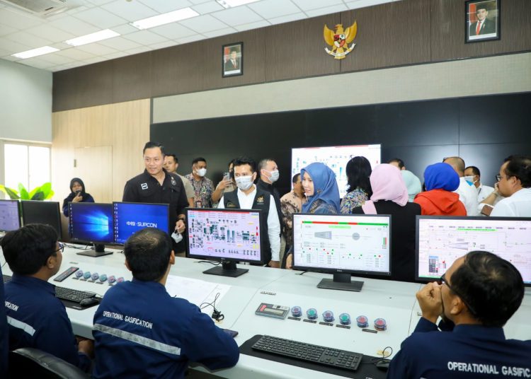 Menteri Koordinator Bidang Infrastruktur dan Pembangunan Wilayah Agus Harimurti Yudhoyono (saat mengunjungi Pembangkit Listrik Tenaga Sampah (PLTSa) Benowo.