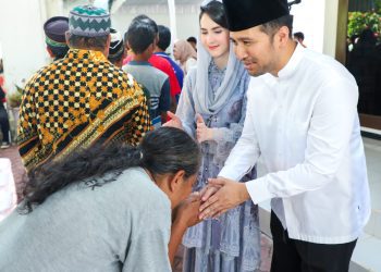 Wakil Gubernur Jawa Timur Emil Elestianto Dardak beserta istri, Arumi Bachsin saat open house di kediaman pribadi Jalan Wahid Hasyim Trenggalek.