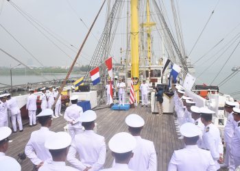 Prosesi sertijab komandan KRI Bimasuci dan KRI Dewaruci di geladak KRI Bimasuci yang sandar di Dermaga Madura Koarmada II.