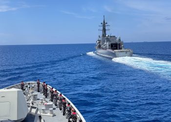 KRI I Gusti Ngurah Rai-332 melaksanakan latihan bersama Passing Exercise (PASSEX) dengan kapal perusak Jepang, JS Suzunami (DD-114).