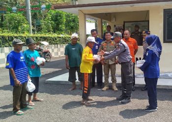 Penyaluran bantuan sosial kepada masyarakat yang membutuhkan dalam rangka HUT ke-75 Satpol PP, HUT ke-63 Satuan Linmas, dan HUT ke-106 Pemadam Kebakaran dan Penyelamatan.