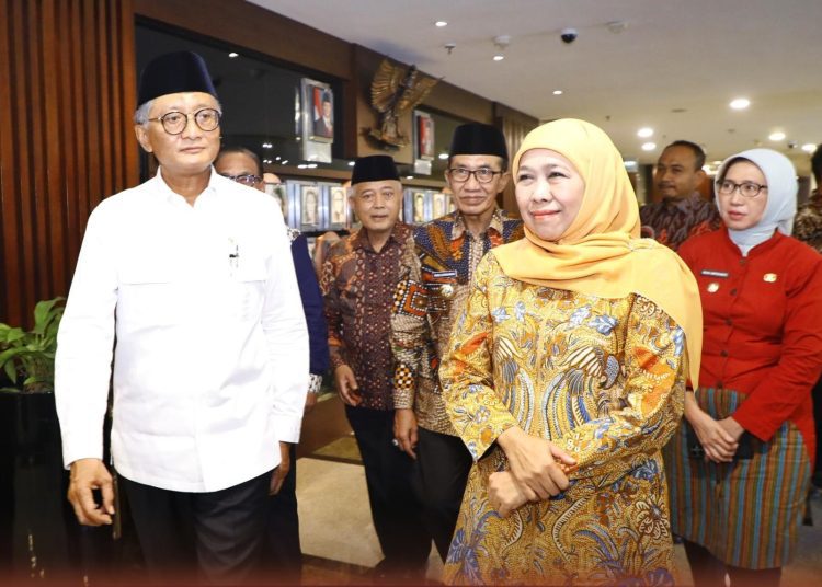 Gubernur Jawa Timur Khofifah Indar Parawansa bersama beberapa kepala daerah di Jatim bersama Menteri Pekerjaan Umum Dody Hanggodo.