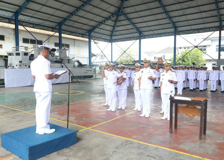 Prosesi serah terima jabatan KRI Teluk Ende-517, KRI Teluk Kupang-519 dan KRI Teluk Cendrawasih-533 di Shelter Divisi Pantai Satfib Koarmada II.
