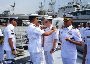 Prosesi sertijab komandan KRI Keris-624 dan Komandan KRI Ajak-653 di geladak haluan KRI Keris-624.