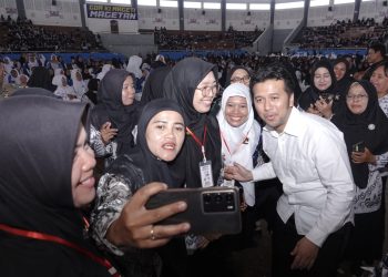 Wakil Gubernur Jatim Emil Elestianto Dardak di sela Seminar Akbar PGRI di GOR Ki Mageti, Magetan.