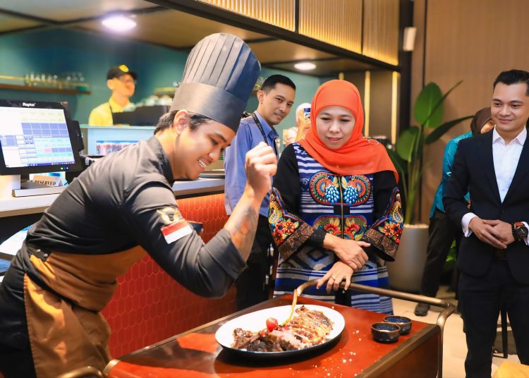 Gubernur Jatim Khofifah Indar Parawansa di sela grand opening Me'nate Steak & Seafood di Jalan Manyar Kertoarjo, Surabaya.