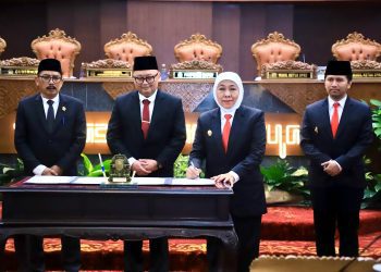 Penyerahan laporan hasil pemeriksaan atas laporan keuangan pemerintah daerah Pemprov Jatim tahun anggaran 2024 bertempat di ruang sidang paripurna DPRD Jatim.,
