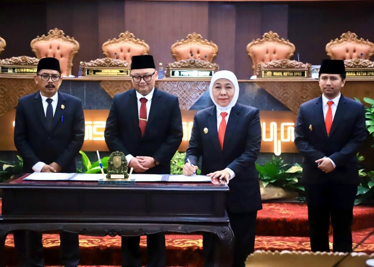 Penyerahan laporan hasil pemeriksaan atas laporan keuangan pemerintah daerah Pemprov Jatim tahun anggaran 2024 bertempat di ruang sidang paripurna DPRD Jatim.,