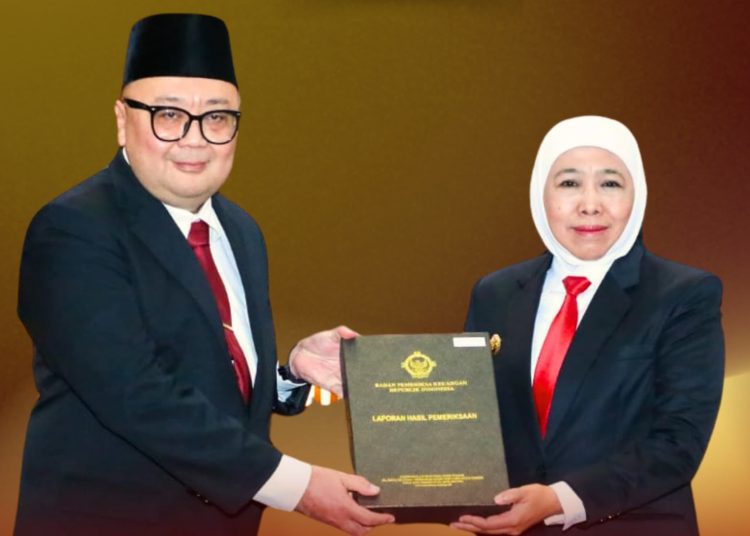 Dirjen Pemeriksaan Keuangan Negara V BPK RI Widhi Widayat enyerahkan laporan laporan keuangan pemerintah daerah Pemprov Jatim Tahun Anggaran 2024 pada Gubernur Jatim Khofifah Indar Parawansa.