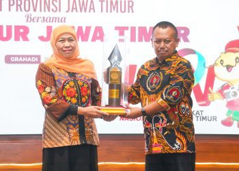 Ketua PWI Jatim Lutfi Hakim menyerahkan penghargaan kepada Gubernur Jatim Khofifah Indar Parawansa.