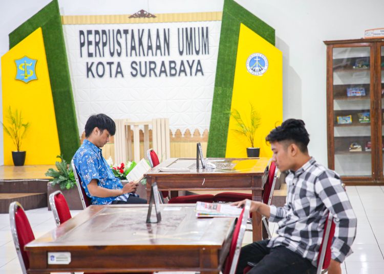 Foto ilustrasi, salahs atu perpustakaan di Surabaya. Kini sedang dikembangkan aplikasi Bank Data Perpustakaan Surabaya (Banpusboyo) sebagai langkah strategis untuk standarisasi perpustakaan dan mempermudah pembinaan.