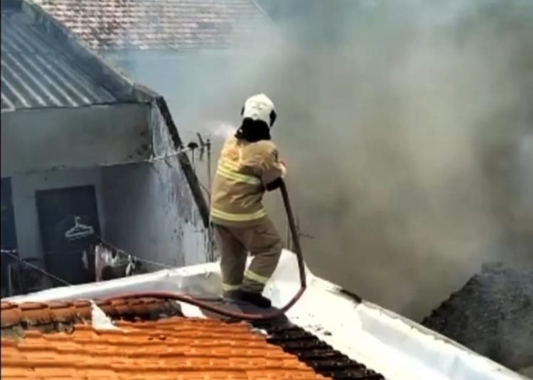 Foto ilustrasi, personel Dinas Pemadam Kebakaran dan Penyelamatan (DPKP) melakukan penanganan kebakaran di Surabaya.