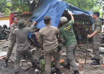 Penertiban PKL di kawasan Klenteng Mbah Ratu oleh Satpol PP Surabaya.