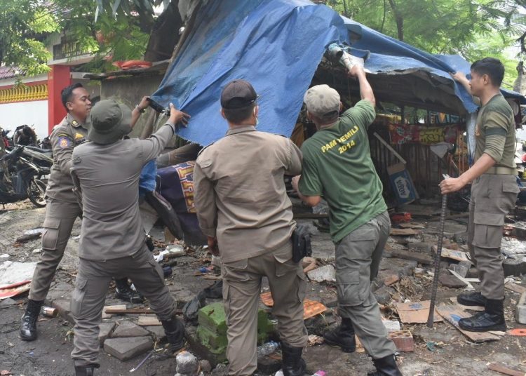 Penertiban PKL di kawasan Klenteng Mbah Ratu oleh Satpol PP Surabaya.