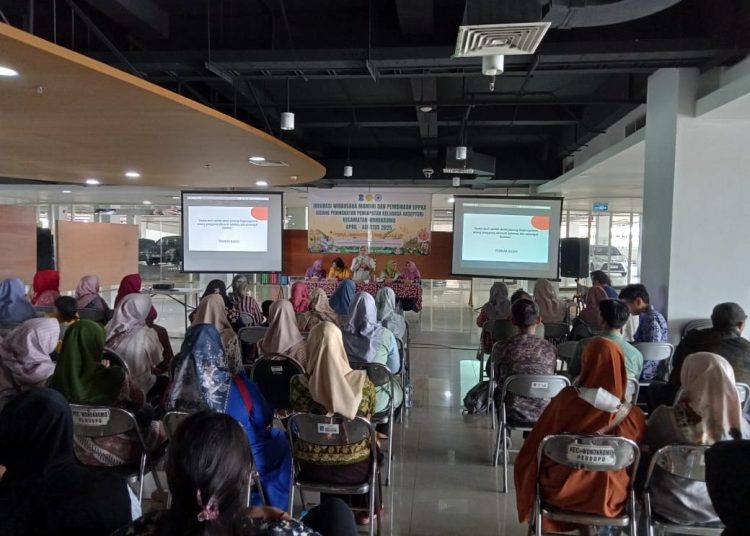 Kegiatan inkubasi wirausaha mandiri dan pembinaan usaha peningkatan pendapatan keluarga akseptor di Terminal Intermoda Joyoboyo (TIJ) Surabaya.