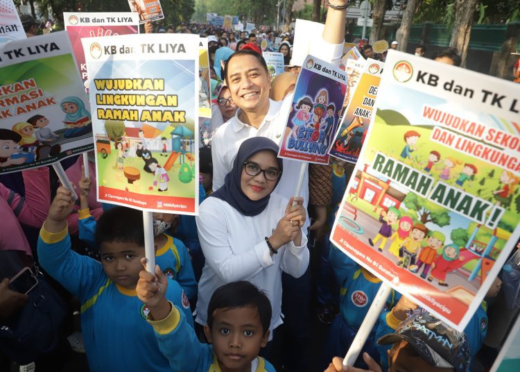 Wali Kota Surabaya Eri Cahyadi bersama Bunda PAUD Surabaya Rini Indriyani. Pemkot Surabaya sejak 2023 telah memiliki Sistem Informasi Kota Layak Anak Surabaya (SITALAS) sebagai wadah bagi anak-anak untuk menyampaikan aspirasi.