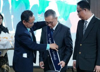 Kepala Departemen Teknik Sistem dan Industri ITS Prof Dr Ir Mokh Suef MScEng ketika menyandangkan gelar doktor kepada Dr Agus Imam Sonhaji ST MMT.