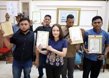 Pengembalian ijazah kepada karyawan yang mengadu melalui posko pengaduan.