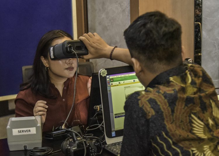 Salah satu warga melakukan perekaman KTP-el di Mal Pelayanan Publik Siaola Surabaya.