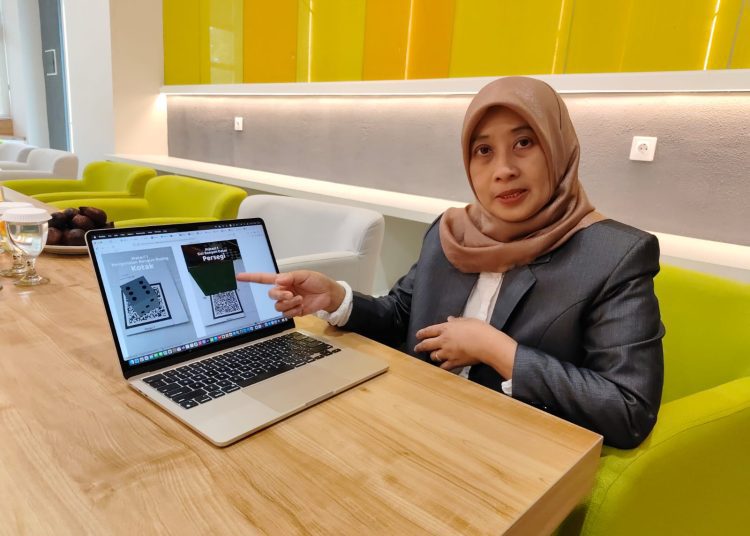 Prof Dr Ir Umi Laili Yuhana SKom MSc menjelaskan tentang mekanisme dari aplikasi AUGGO yang diciptakannya.