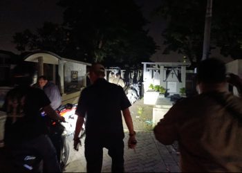 Tim Asuhan Rembulan melakukan patroli di area pemakaman Kembang Kuning, Kecamatan Sawahan, Surabaya.