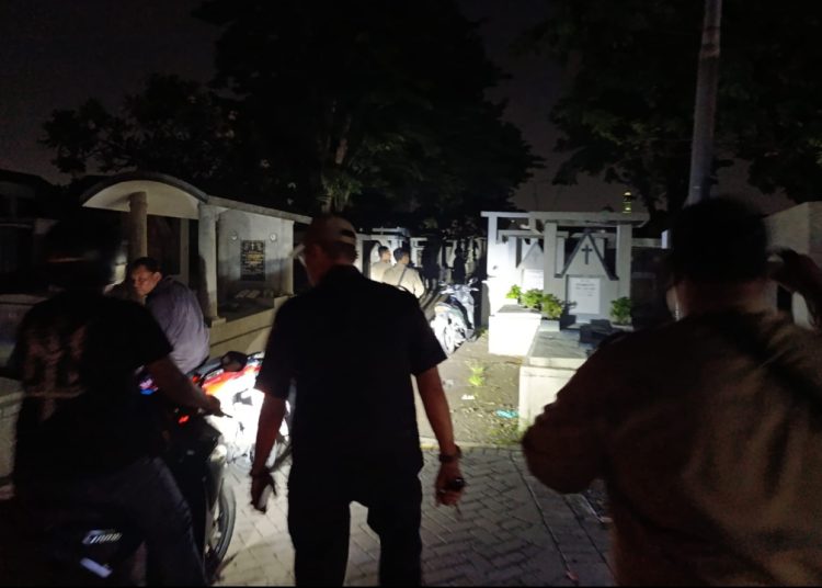 Tim Asuhan Rembulan melakukan patroli di area pemakaman Kembang Kuning, Kecamatan Sawahan, Surabaya.