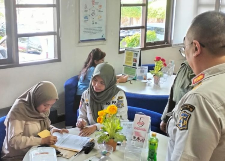 Penyerahan sampel es krim yang diduga mengandung alkohol ke BPOM Surabaya.