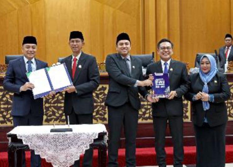 Penandatanganan dokumen Ranwal RPJMD dalam rapat paripurna di gedung DPRD Surabaya.
