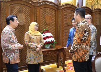 Gubernur Jatim Khofifah Indar Parawansa bersama para pengusaha dalam sharing ide dan gagasan di gedung Negara Grahadi.